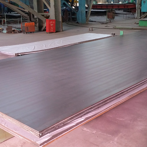 在高度真空条件下进行轧制而成