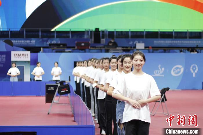 成都世乒赛志愿者创意T恤展国宝国球 多元活动激