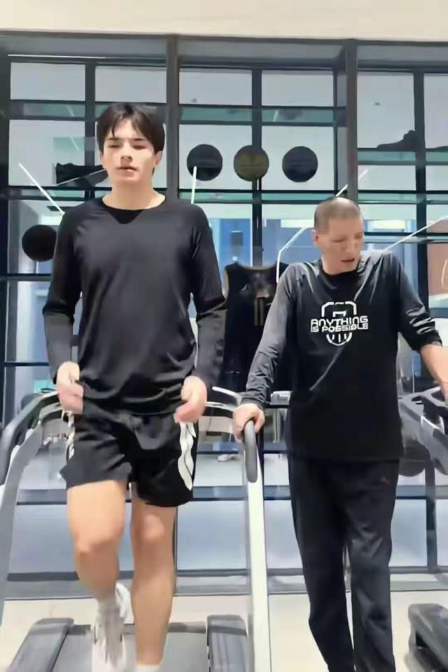 巴特尔NBA生涯回顾：从移动长城到家庭幸福的传