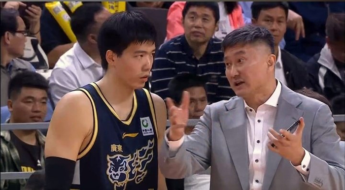 杜锋执教风格突变崔永熙激励全队冲击季后赛