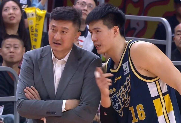杜锋执教风格突变崔永熙激励全队冲击季后赛