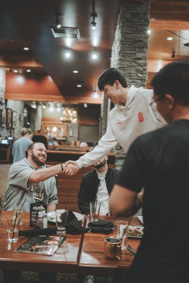 杨瀚森请混音全队聚餐 共叙赛场情谊