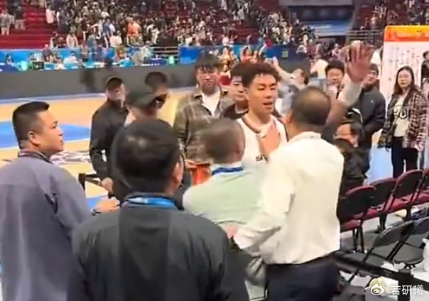 李添荣与北京首钢工作人员赛后推搡引争议