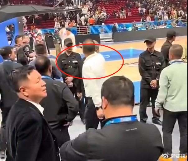 李添荣与北京首钢工作人员赛后推搡引争议